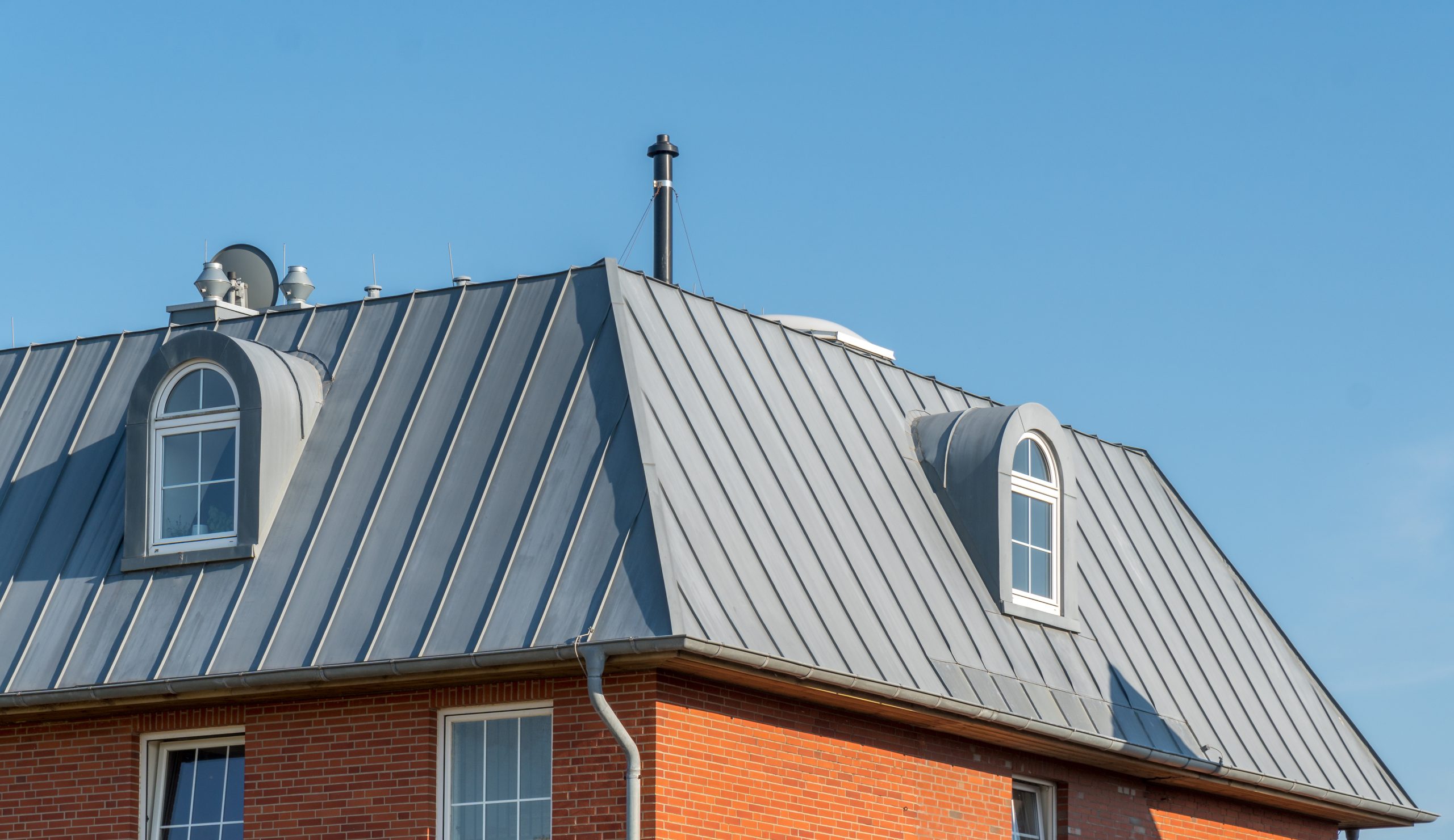 Zinc roofing covering a mansard roof